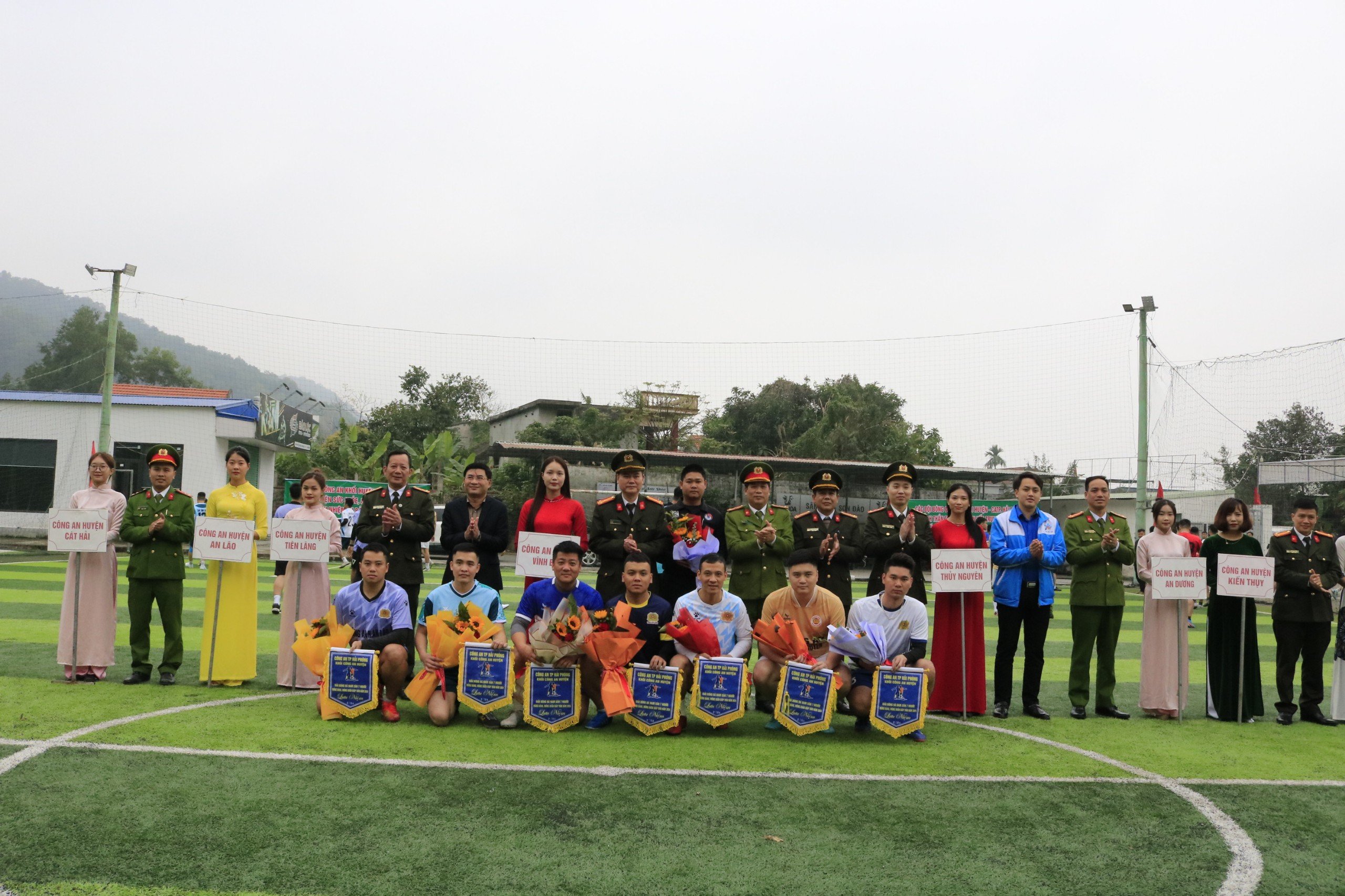 Khai mạc giải bóng đá nam 7 người khối Công an huyện năm 2024